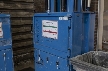 Gammal version av en blå 2306 balpress