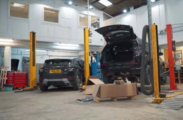 Kartongavfall från fordonsverksamhet på golv