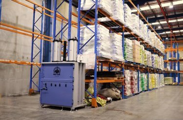 baler placed at end of aisle at warehouse → balpress placerad i slutet av en gång i lager