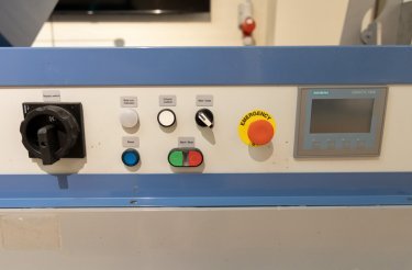 manöverpanel på elektrisk balpress