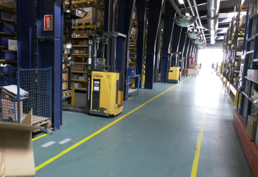 lagergång med dagsljus som strömmar in från slutet