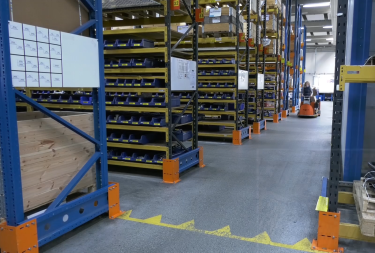 Hyllor med reservdelar