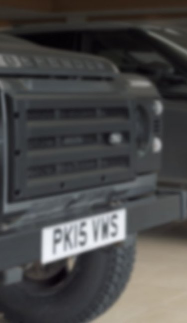 fronten på två mörka suddiga bilar hos Jaguar Land Rover