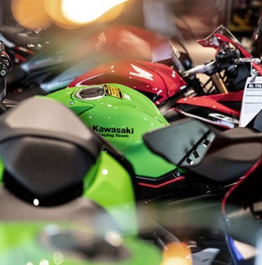 Närbild av gröna och röda motorcyklar