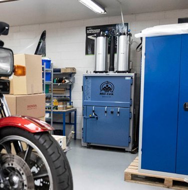 stor balpress i en liten verkstad