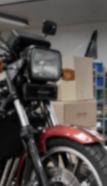 motorcykelverkstad med stor blå balpress