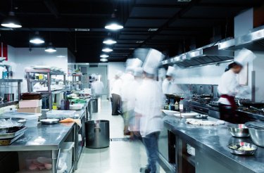 Kockar i en hektisk köksmiljö