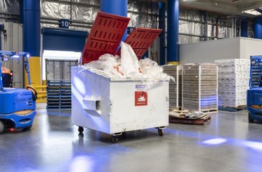 container i logistikanläggning fylld med plastavfall