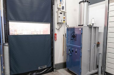 avfallsbalpress bakom kulisserna i restaurang