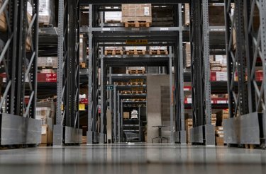 bild av gång i stort logistikföretag