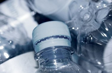 närbild av en PET-flaskhals