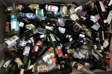 glasflaskor i en hög (avfall)