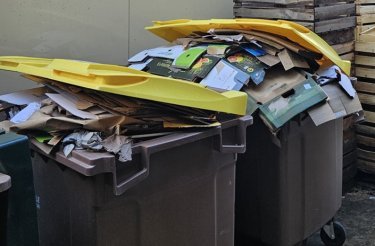 wellpappavfall i containrar bakom kulisserna i en butik