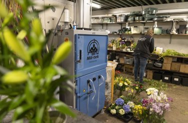 Blå balpress i blomsteraffär