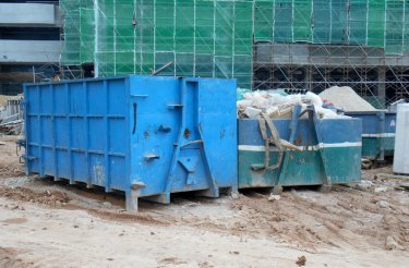 byggarbetsplats-containrar-med-byggavfall