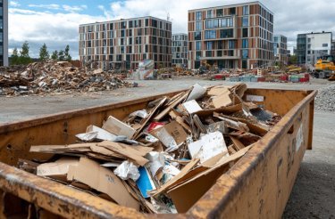 container-med-wellpappavfall-på-byggarbetsplats