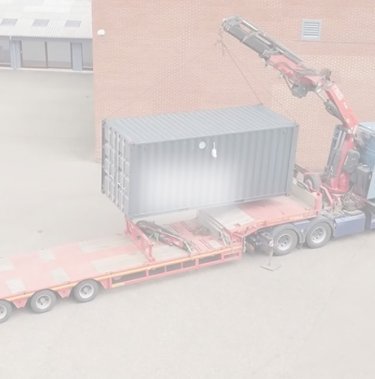 truck som lyfter en stor container