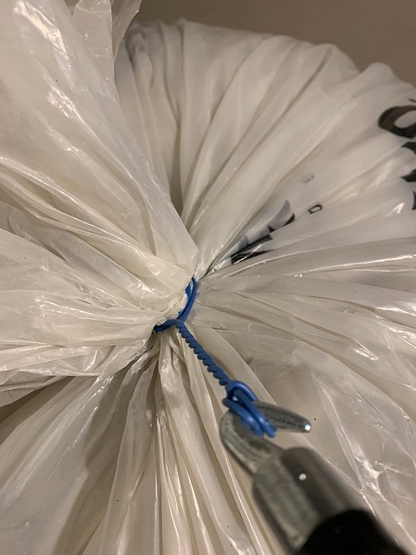 stängd säck med tvinnad tråd